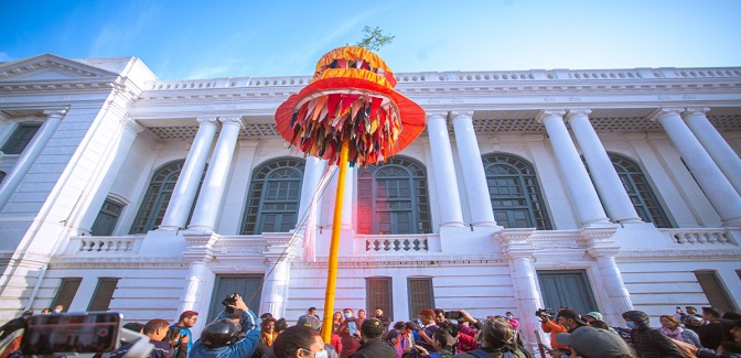 बसन्तपुरमा चीर ठड्याइयो, औपचारिक रूपमा सुरु भयो होली उत्सव