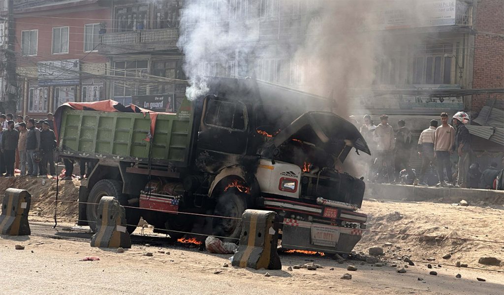 बनेपामा टिपर–स्कुटर ठक्करपछि एकको मृत्यु, आक्रोशित भीडद्वारा टिपरमा आगजनी