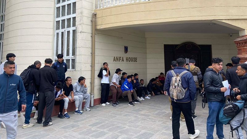 एन्फा मुख्यालयमा फुटबल खेलाडी संघको तालाबन्दी