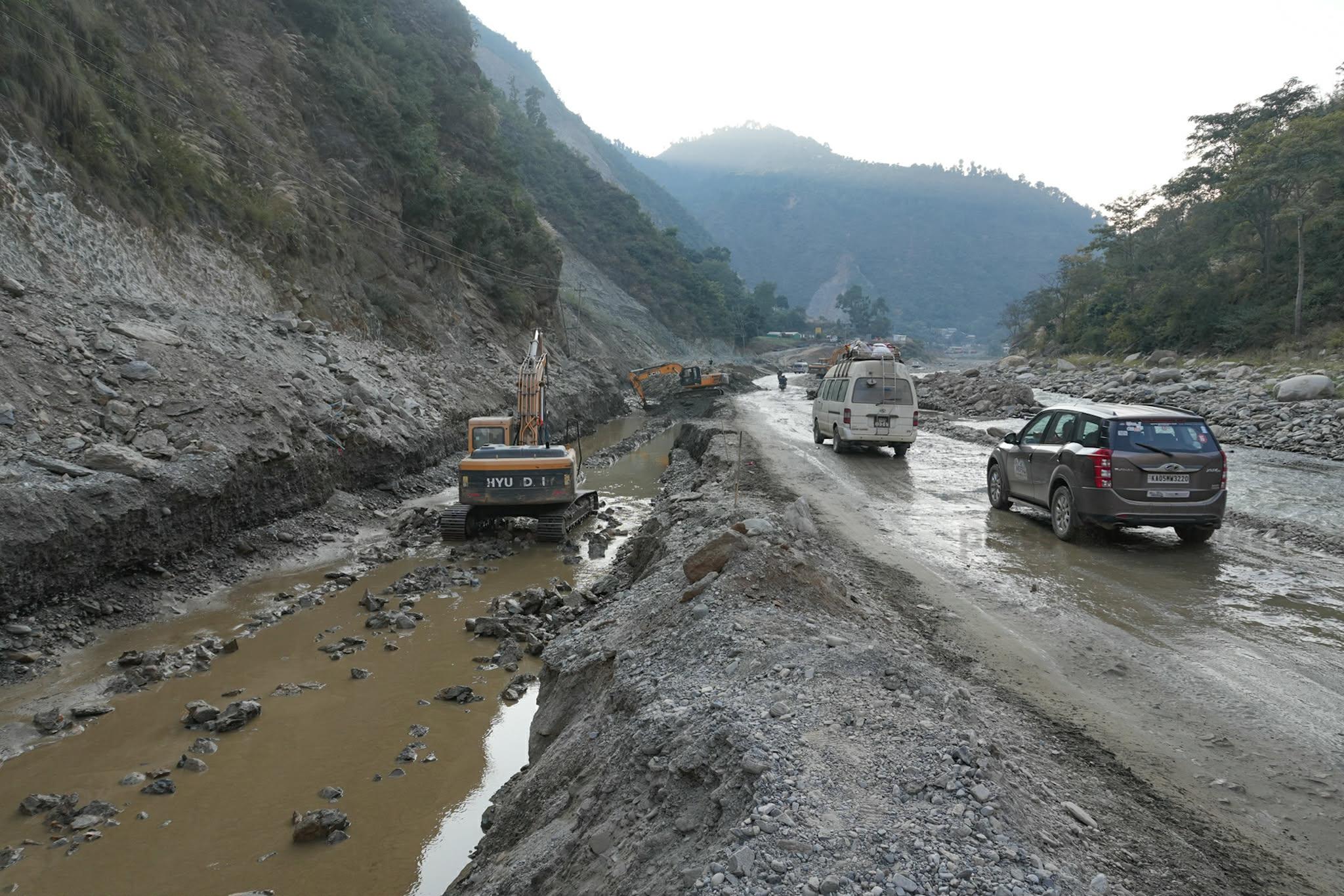रोशी खोलाको बाढीले बिपी राजमार्ग अवरुद्ध, एकको मृत्यु
