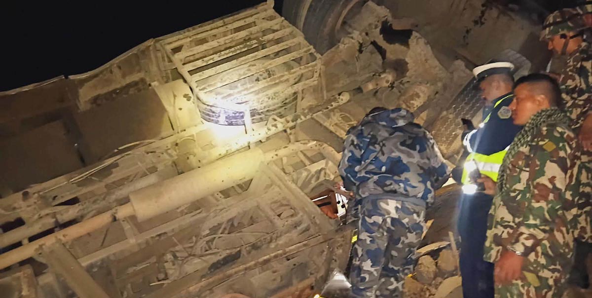पृथ्वी राजमार्गमा बस दुर्घटना : १७ जनाको मृत्यु, २८ घाइते