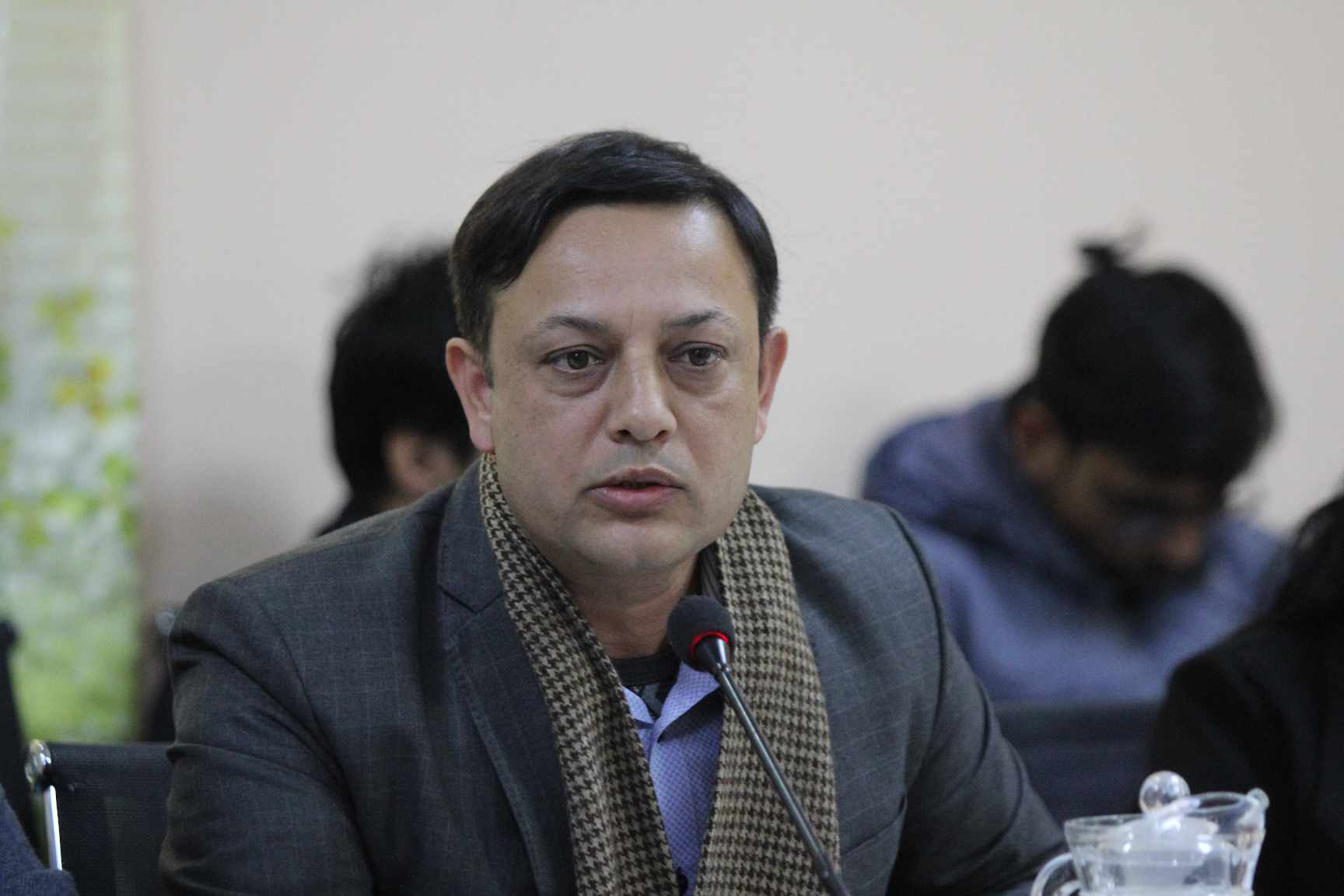 सिंहदरबार पुगेर ट्राफिकले काट्यो सभामुखको गाडीलाई चिट