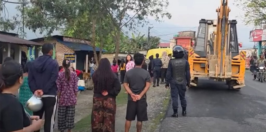 फेवाताल अतिक्रमण हटाउन पोखरा महानगर सक्रिय, ३२ टहरा भत्काइयो