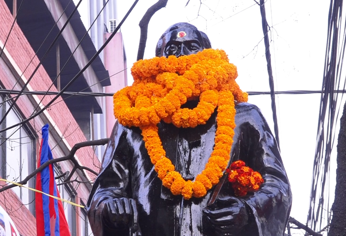 शुक्रराज शास्त्रीको शालिकमा माल्यार्पण गर्दै शहीद सप्ताह सुरु