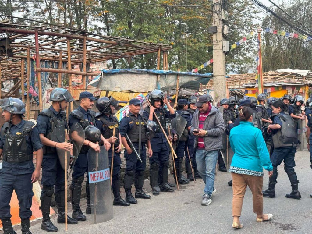 थापाथलीमा बस्ती हटाउन सुरू, अधिकांशले घर खाली गरे (फाेटाे फिचर)