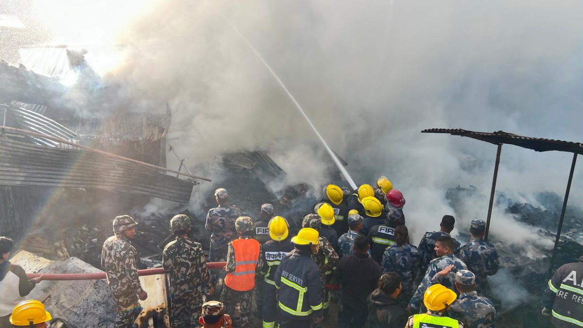 एयरपोर्ट नजिक गैरीगाउँको एक गोदाममा लागेको आगो नियन्त्रणमा