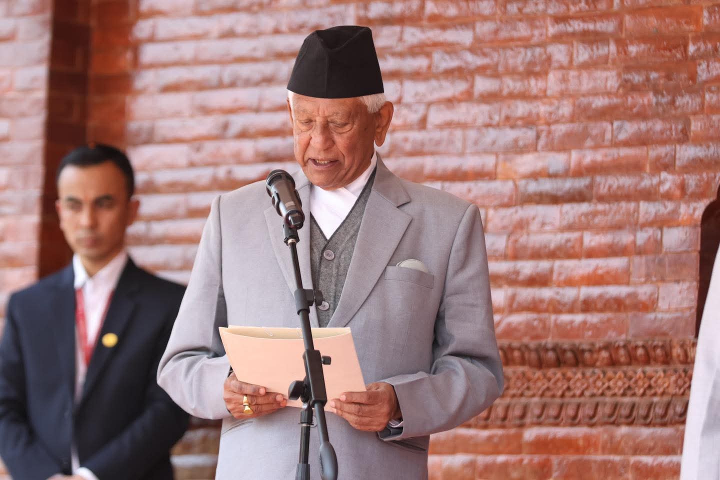 ज्येष्ठ सांसद केसीद्वारा शपथ ग्रहण, भोलि अन्य सांसदलाई शपथ