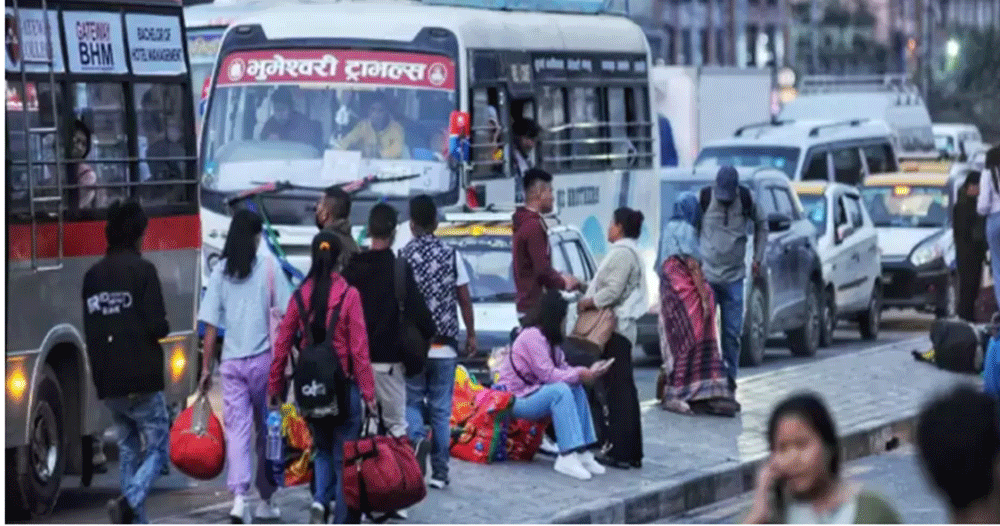 चुनाव नजिकिँदै, उपत्यकाबाट बाहिरिने यात्रु बढे