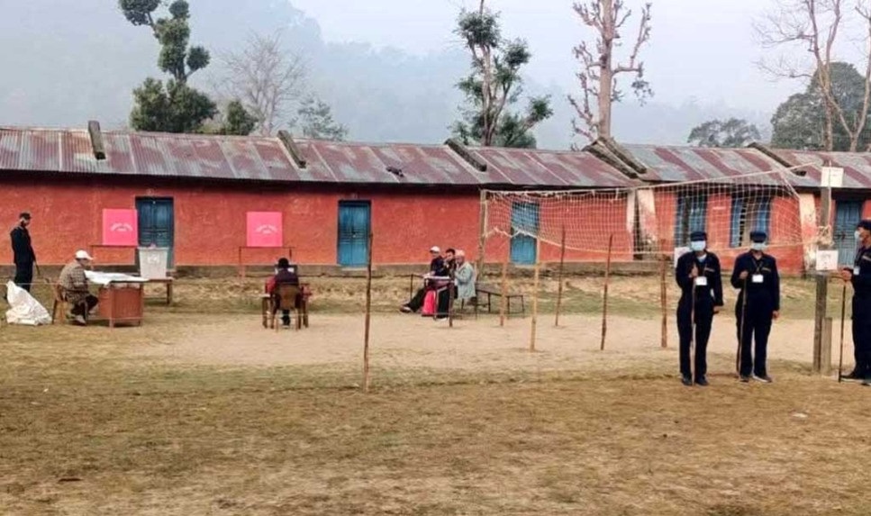 दाङका तीन मतदान केन्द्रमा अझै मत खसेन