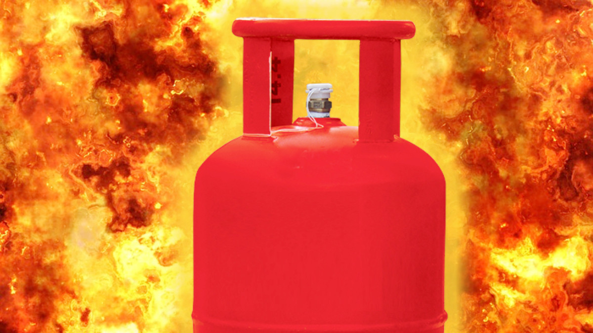 ग्यास लिक भएर आगो लाग्दा एकै परिवारका तीन जना घाइते