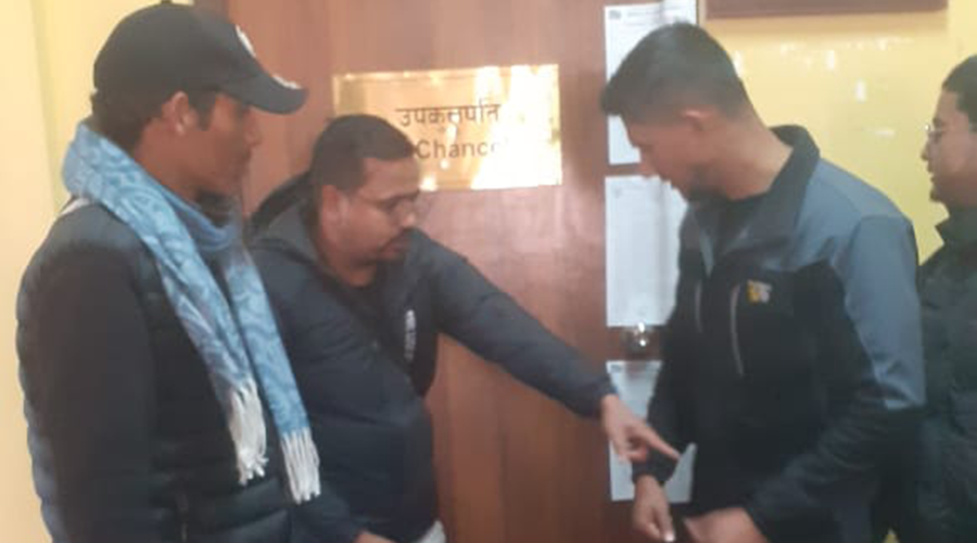 त्रिवि उपकुलपतिको कार्यकक्षमा ताला