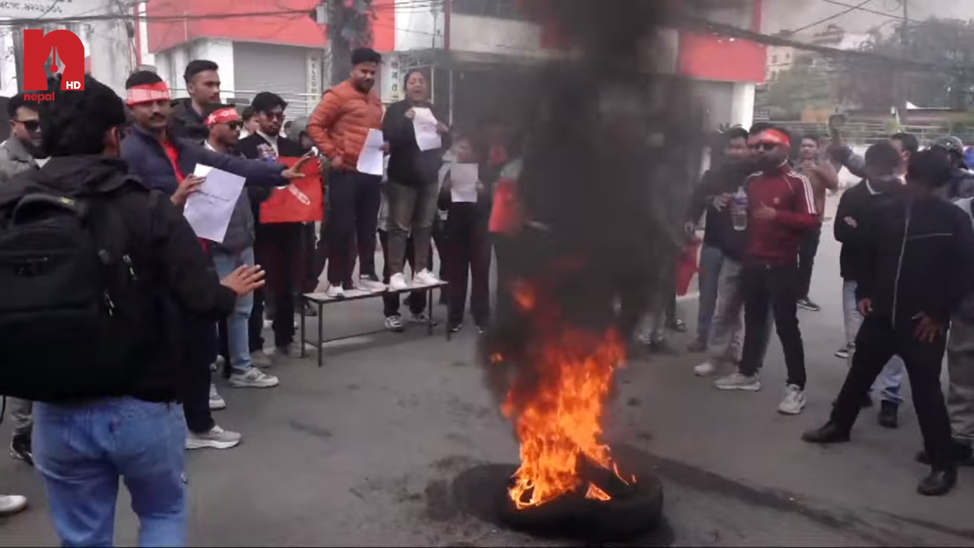 ओली पक्राउको विरोधमा एमाले आक्रामक: प्रतिवेदन जलाउनेदेखि टायर बालेर प्रदर्शन