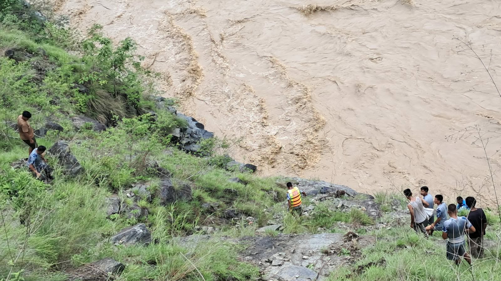 कर्णालीमा खसेको फोर्स गाडीमा चालकसहित पाँच रहेको पुष्टि, खोजी कार्य जारी