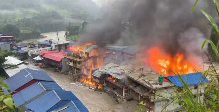 दोभान बजारमा विद्युत् सर्ट भएर आगलागी, ७ घर जलेर ध्वस्त