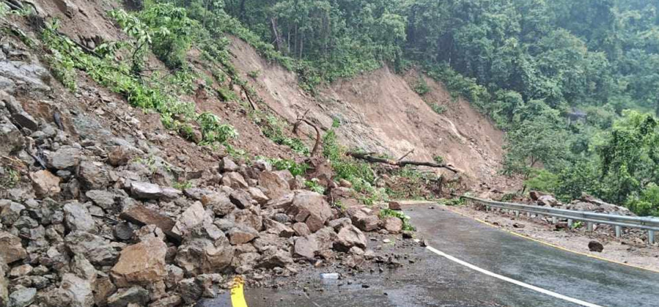 काठमाडौँ भित्रिने मुख्य राजमार्ग पहिरोले अवरुद्ध, यातायात ठप्प