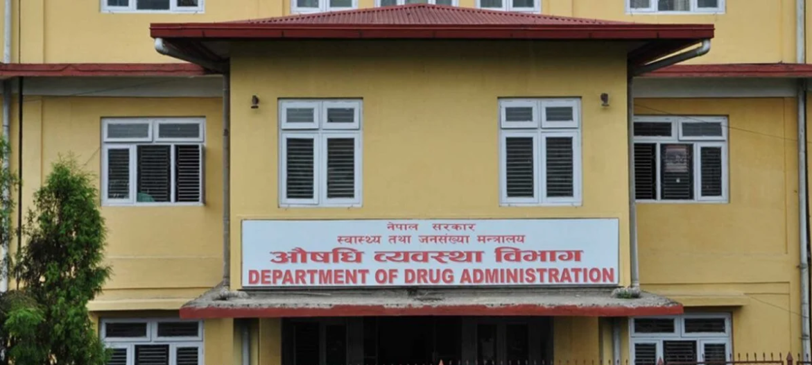 चितवनकाे डर्मास्युल फार्मेसीमा छापा, अवैध औषधि कारोबार गरेको आरोप