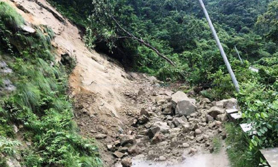 सङ्खुवासभामा पहिरो, तीन परिवार विस्थापित