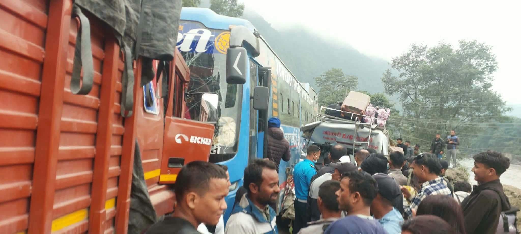 कुरिनटारमा बस, ट्रक र माइक्रोबस ठोक्किँदा ११ जना घाइते, पृथ्वी राजमार्ग अवरुद्ध