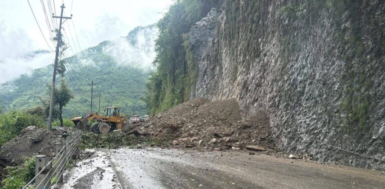 वर्षाले देशभरका सडक प्रभावित, बीपी र अरनिको राजमार्गसहित विभिन्न सडकखण्ड अवरुद्ध