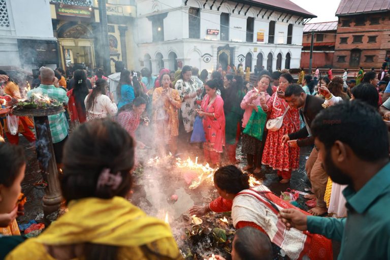 पशुपतिनाथसहित देशभरका शिवालयमा भक्तजनको घुइँचो
