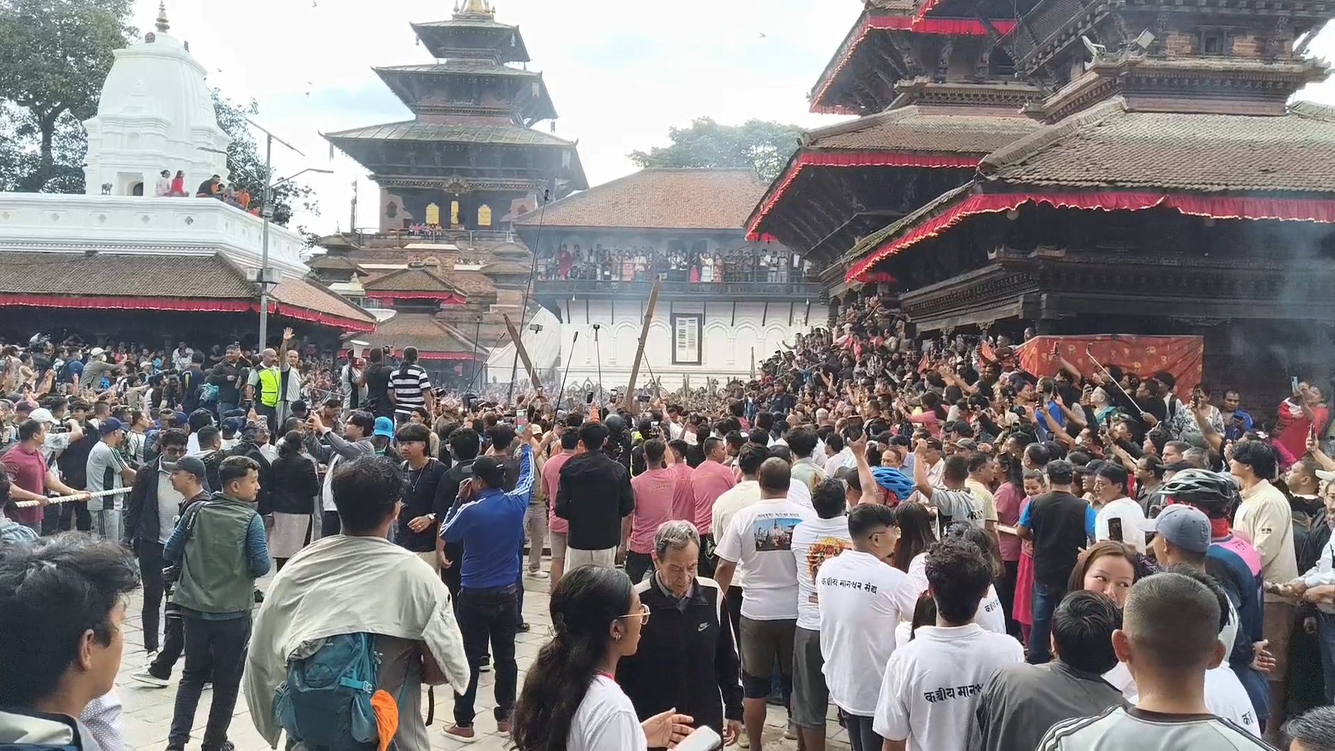 इन्द्रजात्रा औपचारिक रूपमा सुरु, हनुमानढोकामा ठड्याइयो इन्द्रध्वजसहितको लिङ्गो