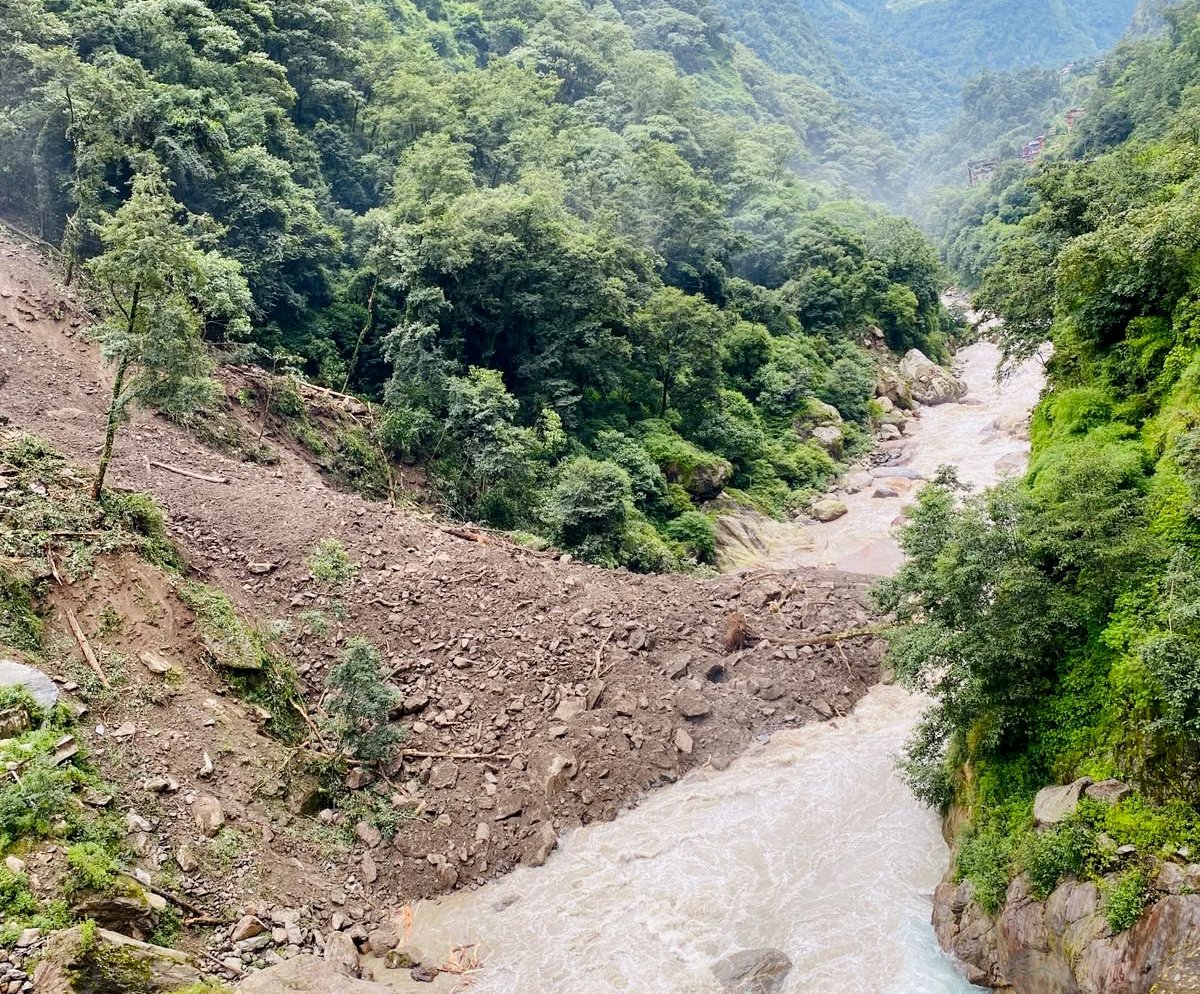 चीनतर्फ पहिरो खस्दा भोटेकोशीको बहाव प्रभावित, तल्लो तटीय क्षेत्रमा सतर्कता