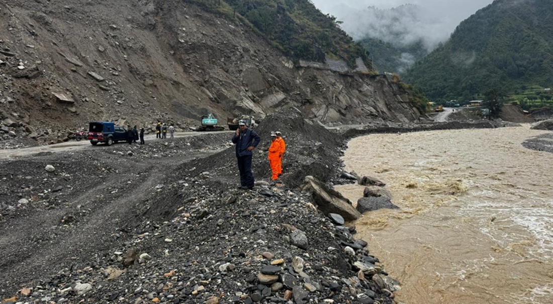 रोशी खोलामा बाढी बढेपछि बीपी राजमार्ग बन्द