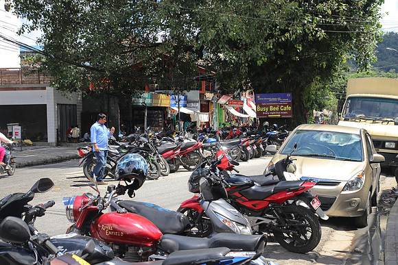 पोखरामा फुटपाथ पार्किङ हटाउने अभियान तीव्र