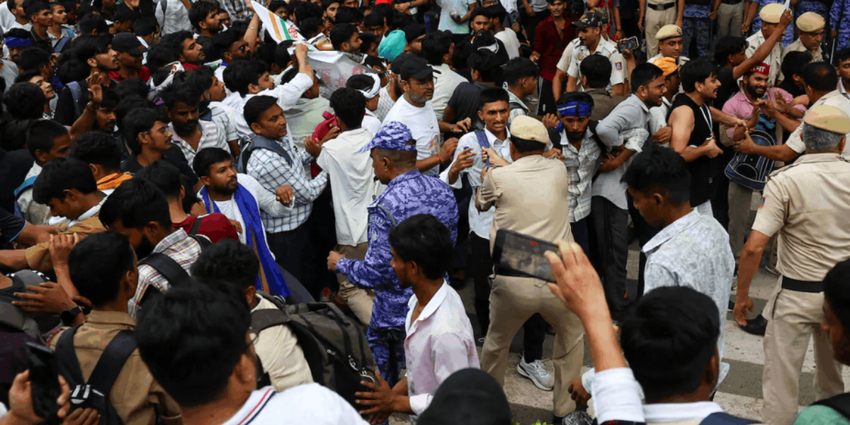 दिल्लीमा ‘चलो संसद’ मार्च तनावपूर्ण, ब्यारिकेड तोड्ने प्रयासपछि अश्रुग्यास र लाठीचार्ज