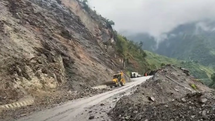 मुग्लिन–नारायणगढ सडक चार घण्टापछि सञ्चालन, पहिरो हटाइयो