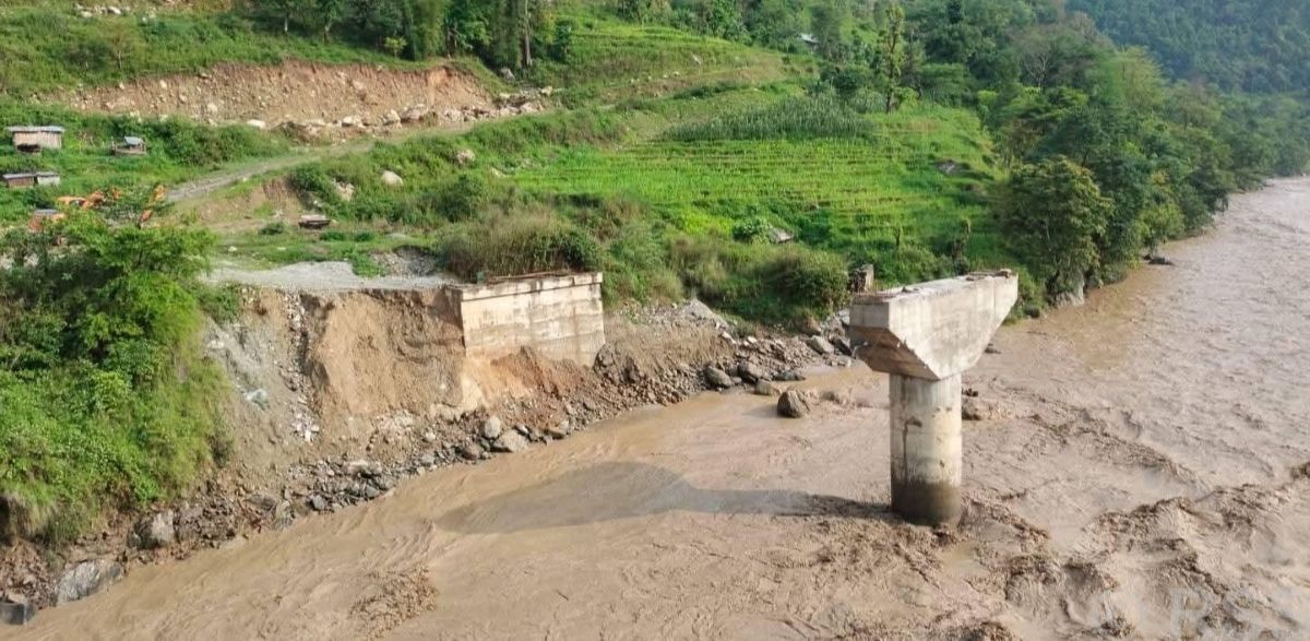 पाँचथरमा बाढी–पहिरोले घर बग्दा परिवार विस्थापित, सडक र पुलमा क्षति
