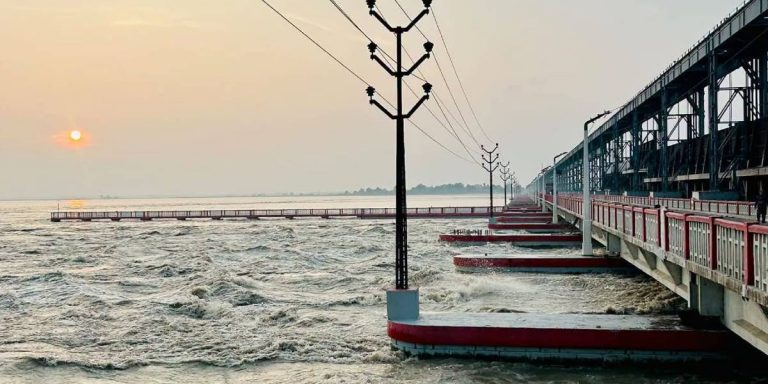 सप्तकोशीमा जल सतह अझै खतराको बिन्दुमा, २० ढोका खुला