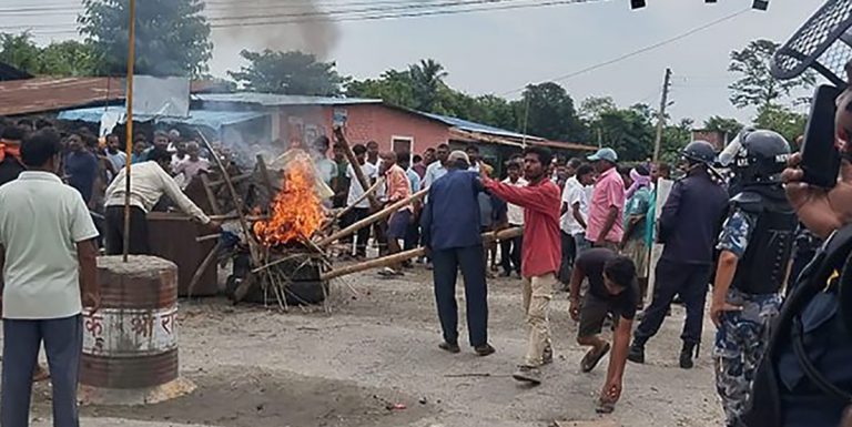 सुनसरी झडपपछि प्रदर्शन चर्कियो, कर्फ्यु उल्लङ्घन गर्दै राजमार्ग अवरुद्ध