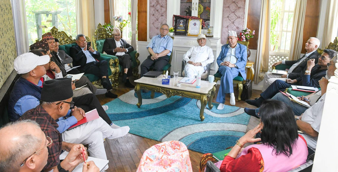 एमालेमा ओलीप्रति चर्कियो असन्तुष्टि, विकल्पकाे खाेजी ?